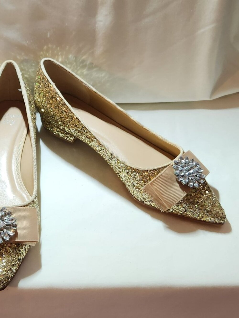 Crown & Ivy gold glitter low heels bow with brooch sz 6 NWOB - Picture 2 of 7